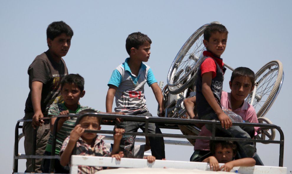 Muchachos en una camioneta pick-up siendo evacuados de los distritos del sur de la ciudad Manbij después de que los combatientes de las Fuerzas Democráticas Siria avanzasen hacia Alepo, Siria.- REUTERS / Rodi Said