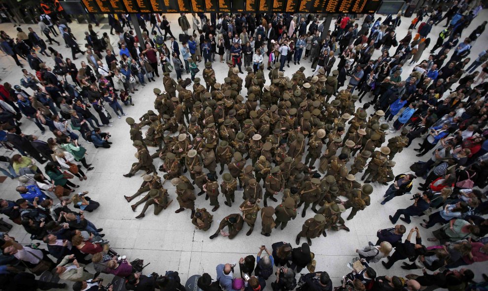 Actores vestidos con uniforme de la Primera Guerra Mundial se reúnen en un grupo en la estación de Waterloo , para conmemorar el inicio de la batalla del Somme , en Londres.- REUTERS / Peter Nicholls