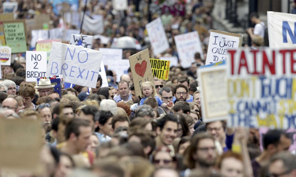 Panorámica de la multitud congregada contra el Brexit.- REUTERS