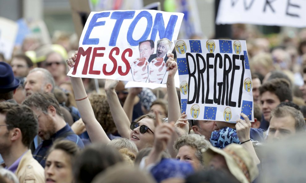 Pancartas de la marcha contra el Brexit.- REUTERS