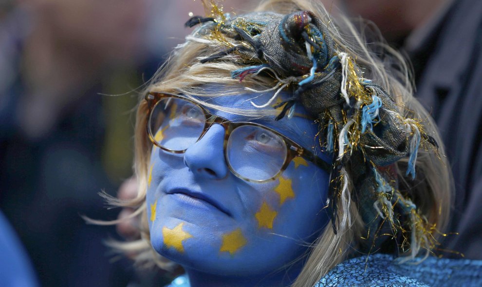 Una manifestante contra el Brexit tiene el rostro pintado con la bandera comunitaria.- REUTERS