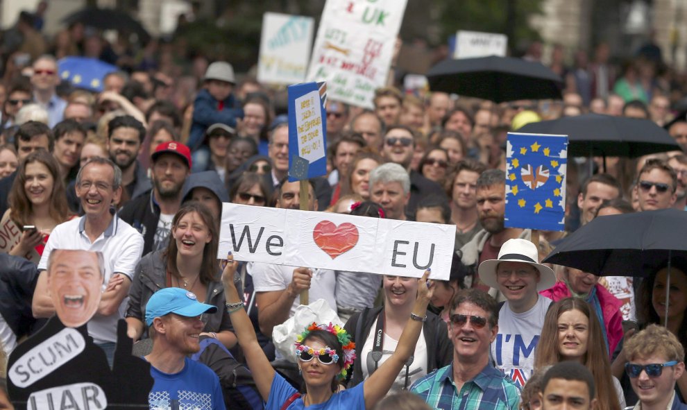 Manifestantes contra la salida del Reino Unido de la UE.- REUTERS