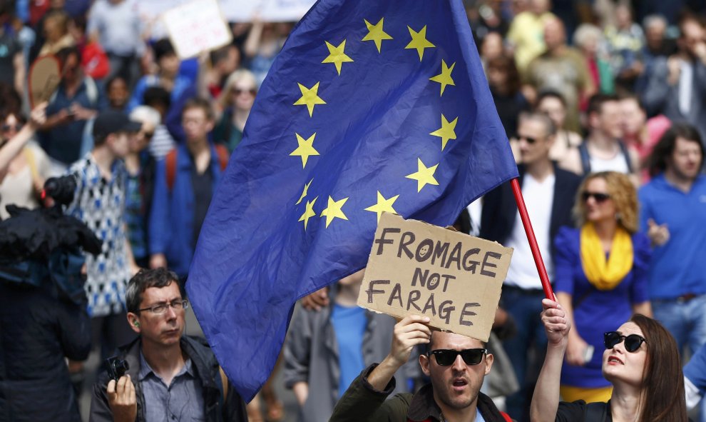 Manifestantes contra el Brexit portan una bandera de la UE.- REUTERS