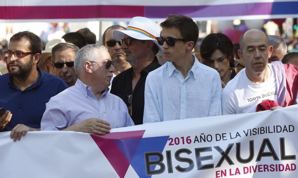 El secretario Político de Podemos, Íñigo Errejón (2d), junto al presidente de la FELGTB Jesús Generelo (d) durante la manifestación del Orgullo LGTB más grande de Europa que recorre el centro de Madrid bajo el lema "Leyes por la igualdad real ¡ya!. Año de