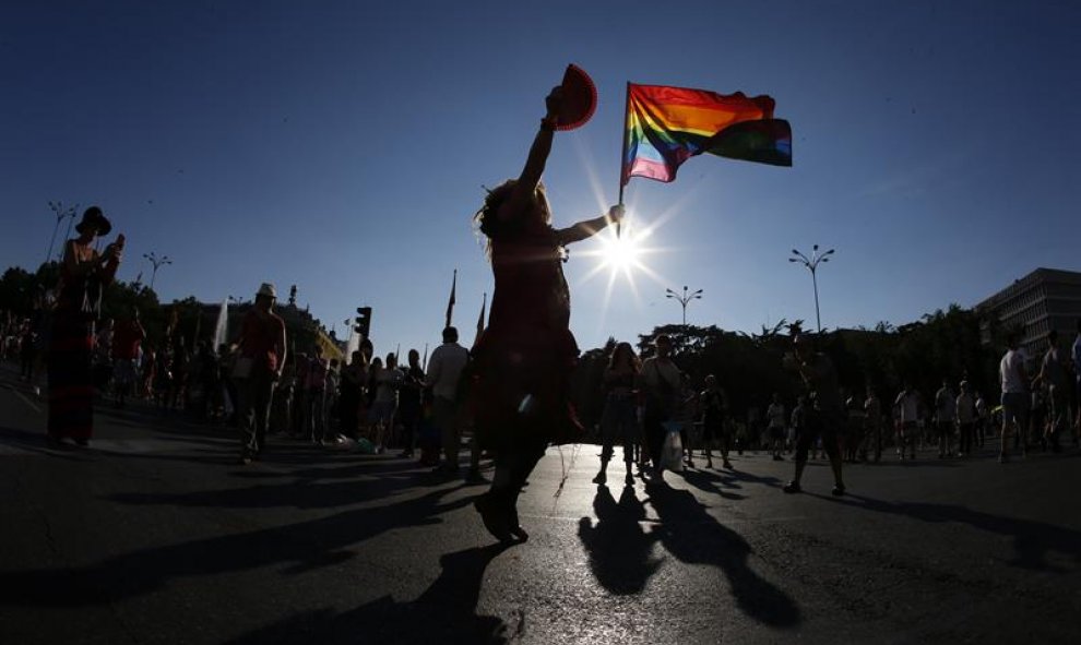 Un participante con la bandera del arco iris en la manifestación del Orgullo LGTB ,la más grande de Europa, que hoy recorre el centro de Madrid bajo el lema "Leyes por la igualdad real ¡ya!. Año de la visibilidad bisexual en la diversidad". EFE/Juan Carlo