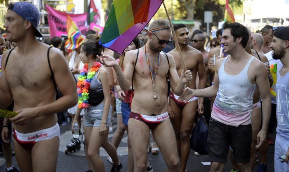 Asistentes a la manifestación del Orgullo LGTB más grande de Europa que recorre el centro de Madrid bajo el lema "Leyes por la igualdad real ¡ya!. Año de la visibilidad bisexual en la diversidad". EFE/Víctor Lerena