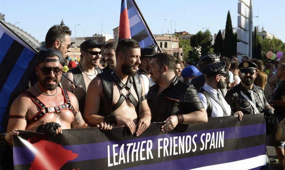 Asistentes a la manifestación del Orgullo LGTB más grande de Europa que recorre el centro de Madrid bajo el lema "Leyes por la igualdad real ¡ya!. Año de la visibilidad bisexual en la diversidad". EFE/Víctor Lerena