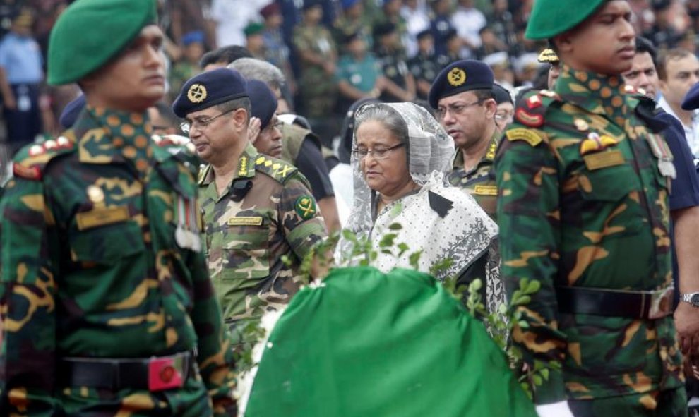 La primera ministra de Bangladesh, Sheikh Hasina, preside un homenaje en honor a los 20 rehenes, la mayoría de ellos extranjeros, y los dos policías que murieron en el ataque yihadista a un restaurante en Dacca. /EFE-STRINGER