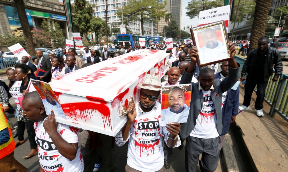 Miembros de la sociedad civil portan fotos del taxista José Muiruri y un ataúd manchado de sangre falsa, en una protesta llamada " Detener las ejecuciones extrajudiciales " por el asesinato del abogado de derechos humanos  asesinado, Willie Kimani.- REUTE