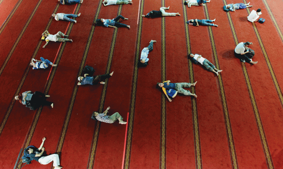 Musulmanes descansan en el interior de la Mezquita de Istiqlal en el último día del Ramadán, in Jakarta, Indonesia. REUTERS/Iqro Rinaldi