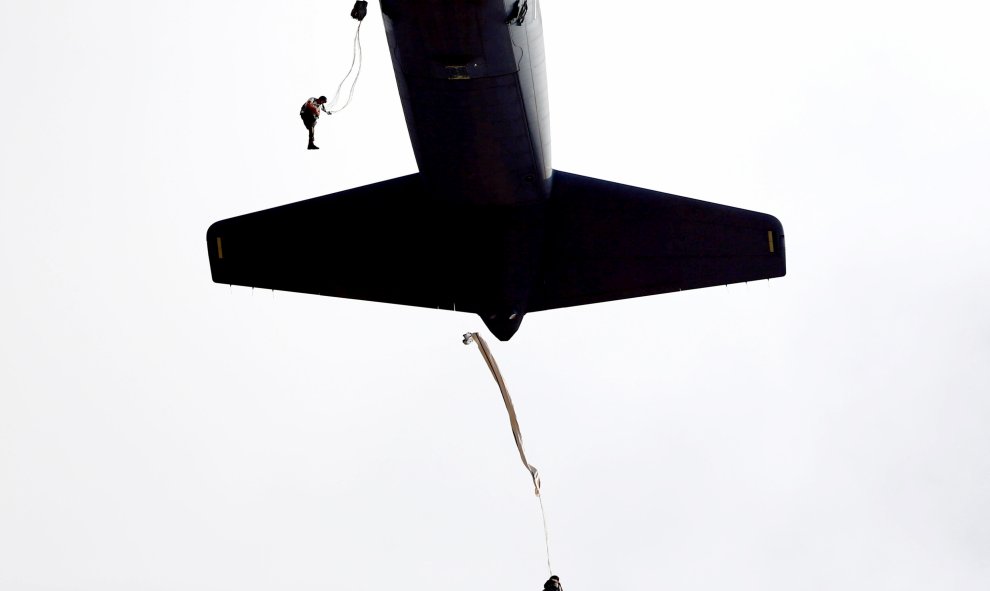 Paracaidistas israelíes saltan desde un avión Air Force C-130J Super Hércules durante un ejercicio militar en la base de Palmachim, cerca de Tel Aviv. REUTERS/Amir Cohen.