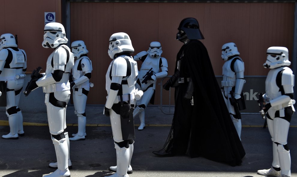 Gente disfrazada con trajes de 'Star Wars' desfila durante el festival de Comic Con 'Metrópoli' que se celebra en Gijón. REUTERS/Eloy Alonso