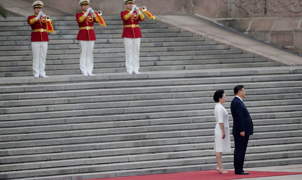 El presiente de China, Xi Jinping, y su mujer, Peng Liyuan, asisten a la ceremonia de bienvenida del presidente de la República del Congo, Denis Sassou Nguesso, en Beijing, China. REUTERS/Jason.