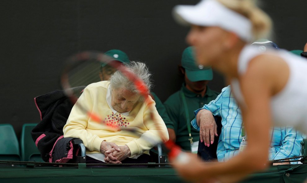 Una espectadora duerme durante el partido entre las rusas Ekaterina Makarova y Elena Vesnina. REUTERS/Paul Childs.