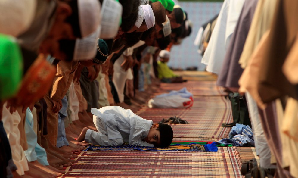 Un niño acude al rezo del Eid al-Fitr, la fiesta del fin del Ramadán, en Rawalpindi, Pakistán. REUTERS/Faisal Mahmood.