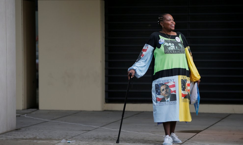 Una mujer enfundada en un vestido con imágenes de Barack Obama espera fuera tras un acto de campaña del presidente y de la candidata a la presidencia del Partido Demócrata, Hilary Clinton, en Charlotte, Calorina del Norte. REUTERS/Brian Snyder.