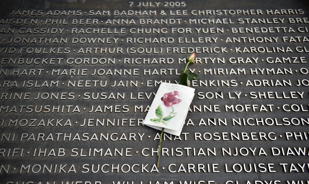 Una rosa yace sobre una placa con los nombres de las víctimas de los atentados de Londres durante una ceremonia celebrada con motivo del decimoprimer aniversario de la tragedia, en el Hyde Park de Londres, Reino Unido. EFE/Hannah Mckay