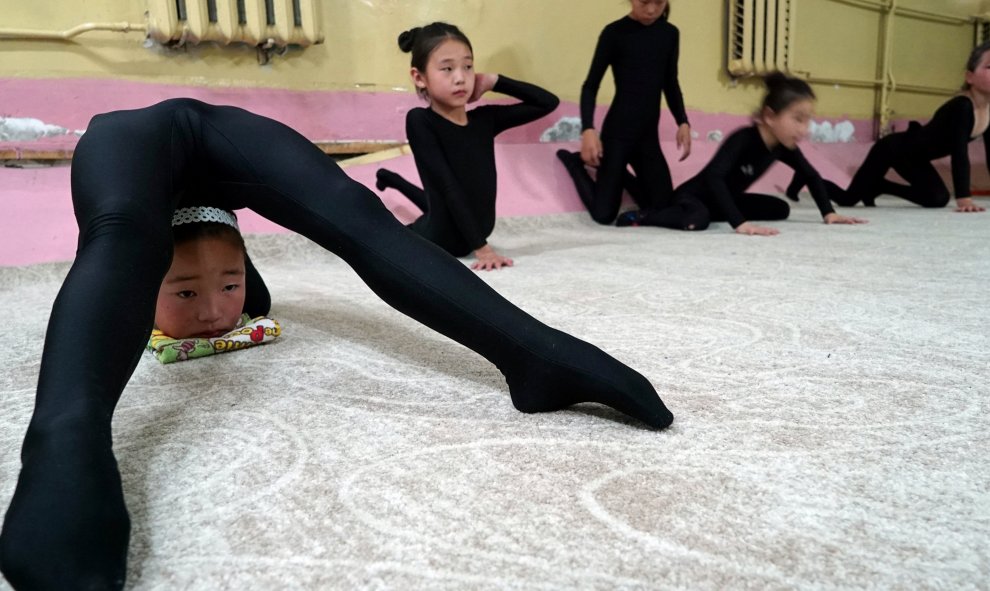 Una contorsionista entrena en una escuela de Ulaanbaatar, en Mongolia. REUTERS/Natalie Thomas.