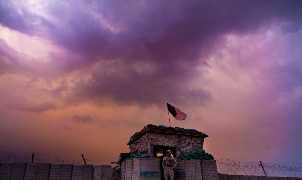 Un marine estadounidense observa la amenaza desde su puesto al sur de Afganistán. REUTERS/Finbarr O'Reilly.
