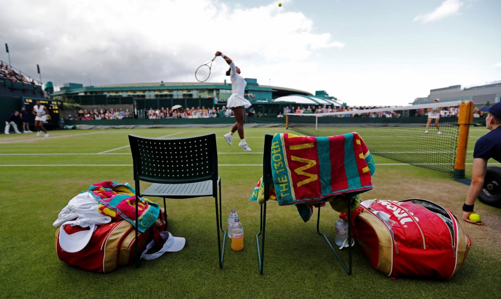 La pareja estadounidense conformada por Venus y Serena Williams en el partido de dobles contra las belgas Elise Mertens y An-Sophie Mestach, en el campeonato de Wimbledon, Londres. REUTERS/Stefan Wermuth.