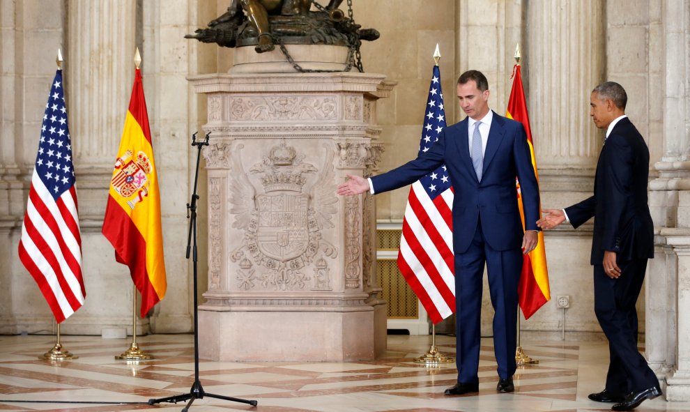 Felipe VI recibe a Obama antes de su reunión en el Palacio Real de Madrid. REUTERS/Jonathan Ernst