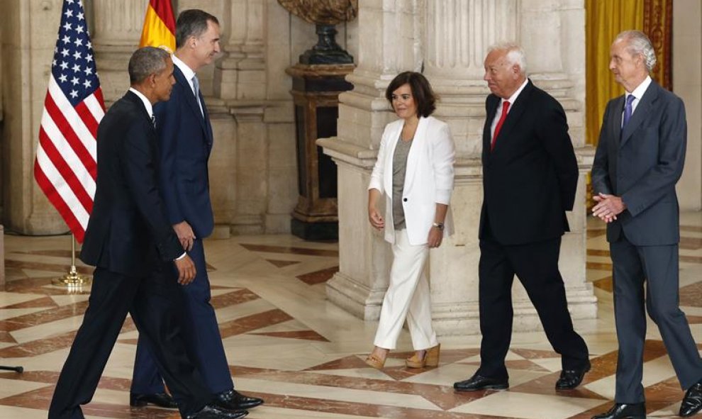 Obama, junto al rey Felipe VI, se dispone a saludar a la vicepresidenta del Gobierno en funciones, Soraya Sáenz de Santamaría, y los ministros de Exteriores, José Manuel García-Margallo, y de Defensa, Pedro Morenés. EFE/Ballesteros
