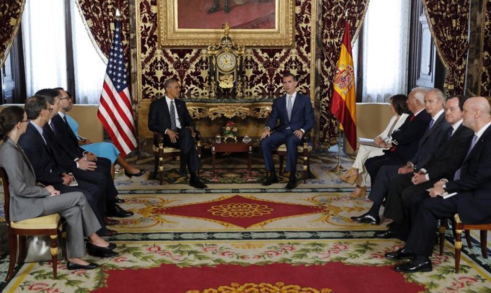 El rey Felipe VI, y Barack Obama, junto a la vicepresidenta del Gobierno, Soraya Sáenz de Santamaría; los ministros de Asuntos Exteriores, José Manuel García-Margallo, y Defensa, Pedro Morenés ; el jefe de la Casa de Rey, Jaime Alfonsín, y el embajador d