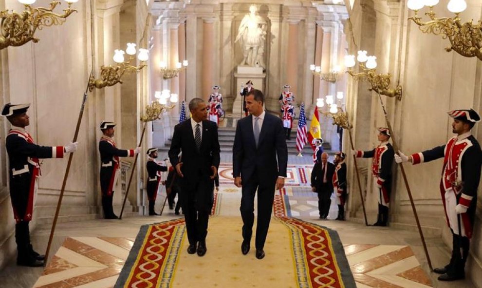 Felipe VI tras recibir al presidente estadounidense en el Palacio Real de Madrid, en su primera visita oficial a España. EFE/Casa de S.M. el Rey/Francisco Gómez