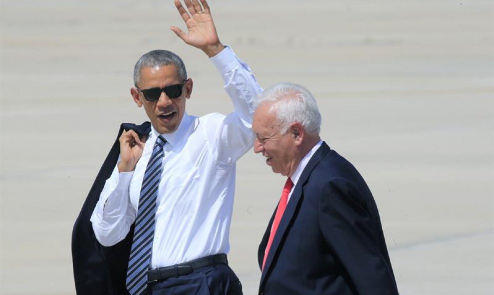 El presidente de EEUU, Barack Obama (i), acompañado por el ministro de Asuntos Exteriores en funciones, José Manuel García-Margallo (d), saluda en la base aérea de Torrejón de Ardoz (Madrid) antes de partir hacia la base naval de Rota, en Cádiz, última e