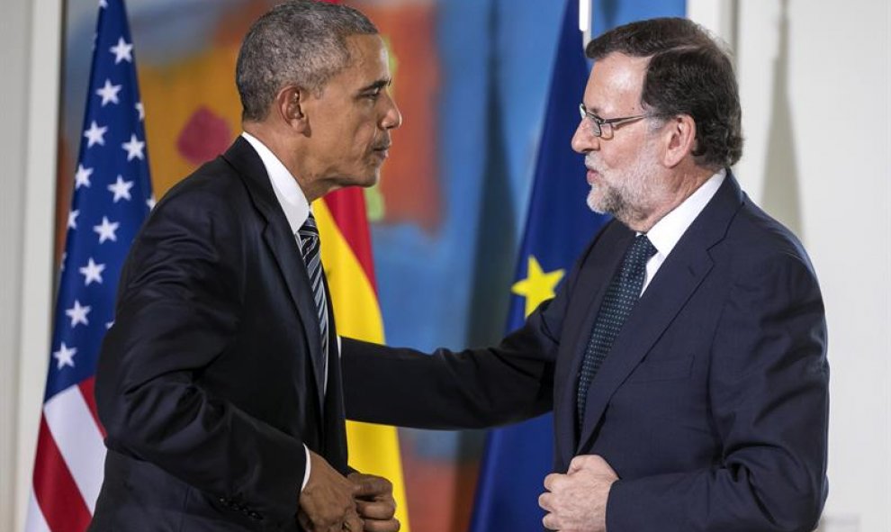Rajoy junto a Obama al finalizar su comparecencia conjunta ante los medios de comunicación, tras la reunión que han mantenido en el Palacio de la Moncloa. EFE/Emilio Naranjo