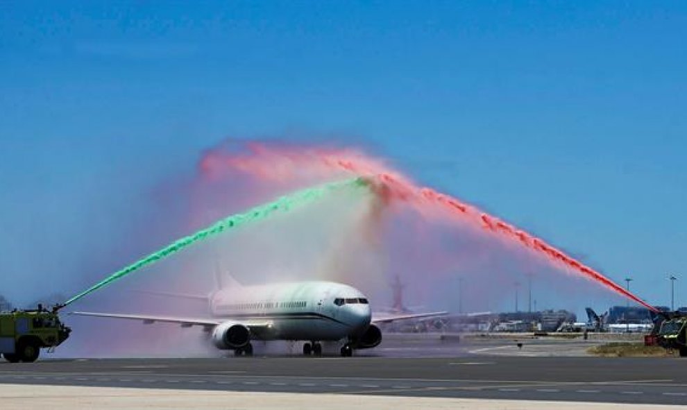 Dos camiones de bomberos bañan con espuma roja y verde el avión con los campeones de la Eurocopa 2016 a su llegada al aeropuerto Humberto Delgado en Lisboa. EFE/Mario Cruz.