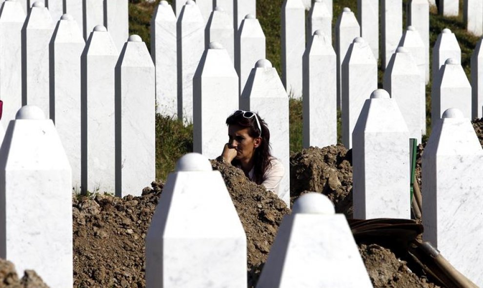 Una bosnia musulmana llora durante el funeral en el Monumento del Genocidio de Srebrenica, Bosnia-Herzegovina, donde recientemente han identificado a 127 musulmanes bosnios. El entierro forma parte de una ceremonia de conmemoración con motivo del vigésimo