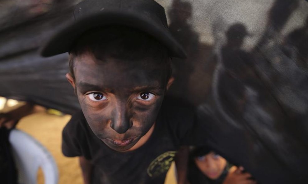 Un joven participa en un campamento de verano militar organizado por el movimiento Yihad Islámica durante las vacaciones escolares de verano en la ciudad de Jan Yunis, al sur de la Franja de Gaza, Palestina. EFE/Hatem Omar