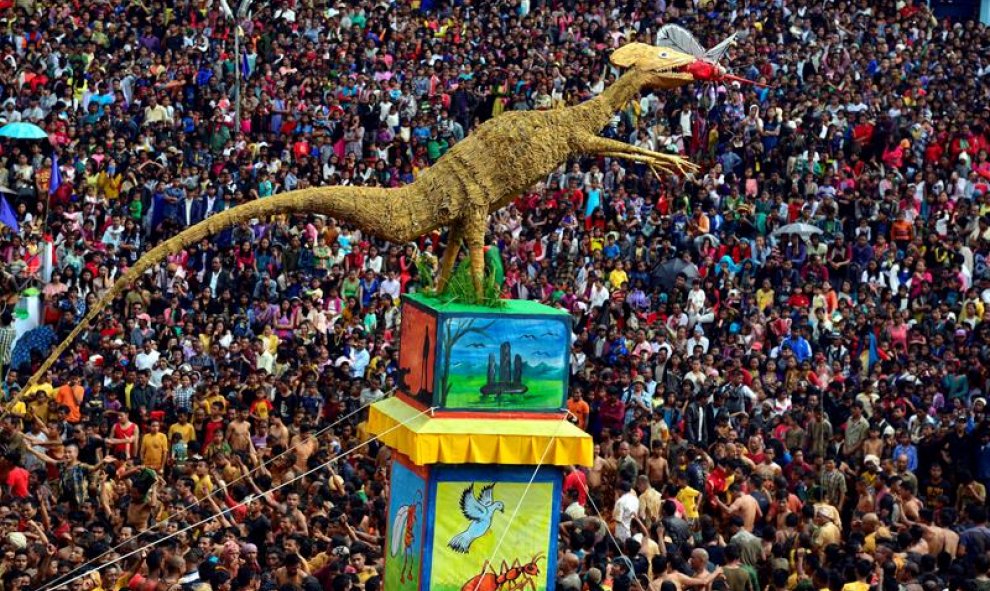 Miembros de la tribu Jaintia llevan un tradicional "Rath" o un carruaje con ocasión de la celebración de su festival Behdienkhlam en Jowai, a 64 kilómetros de la ciudad de Shillong capital del estado de Megalaya, India. EFE