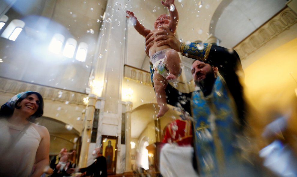 Un bebé bautizado durante una ceremonia de bautismo en masa en la catedral de la Santa Trinidad en Tiflis, la capital de Georgia. REUTERS/David Mdzinarishvili
