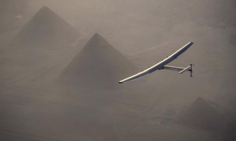 El avión solar Solar Impulse II, pilotado por el suizo Andre Borschberg, mientras sobrevuela las pirámides de Giza (Egipto). EFE/Jean Revillard