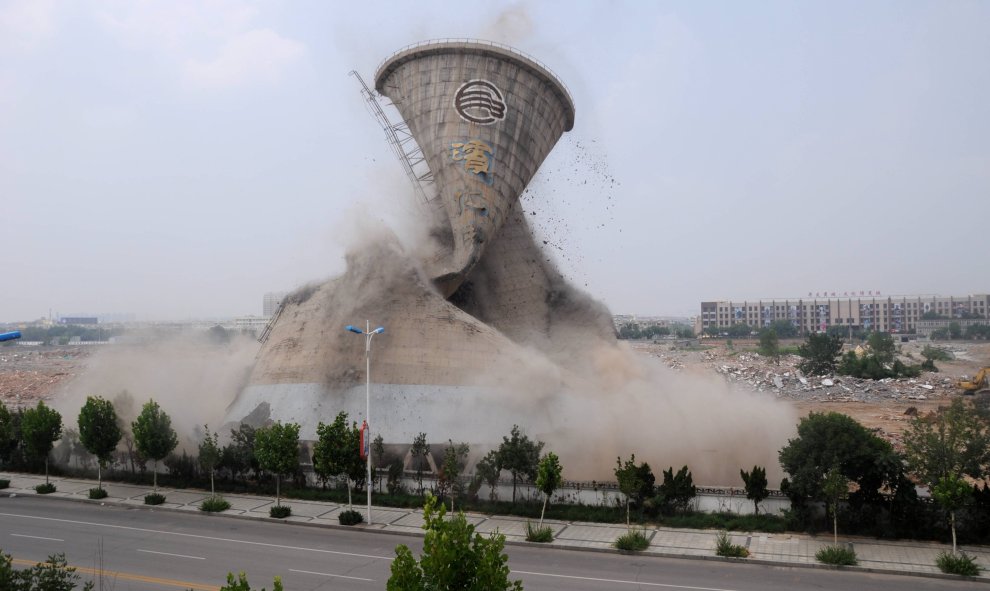 Demolición controlada de una torre de refrigeración en Binzhou, China.- REUTERS