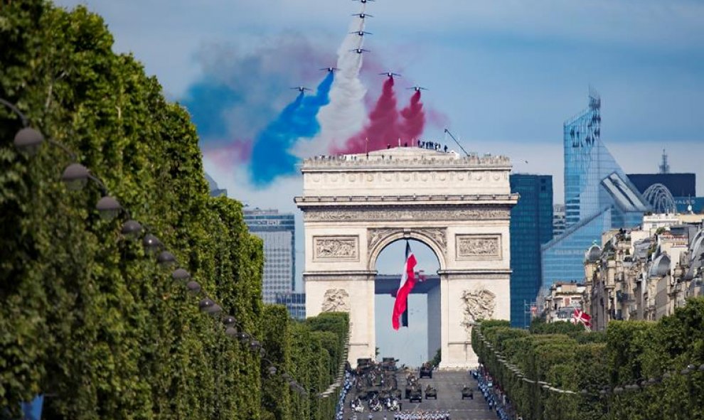 Francia celebra hoy, 14 de julio, su desfile anial para conmemorar la toma de la Bastilla, el inicio de la Revolución Francesa y día Nacional de Francia. La imagen, una vista del desfile frente a los Campos Elíseos