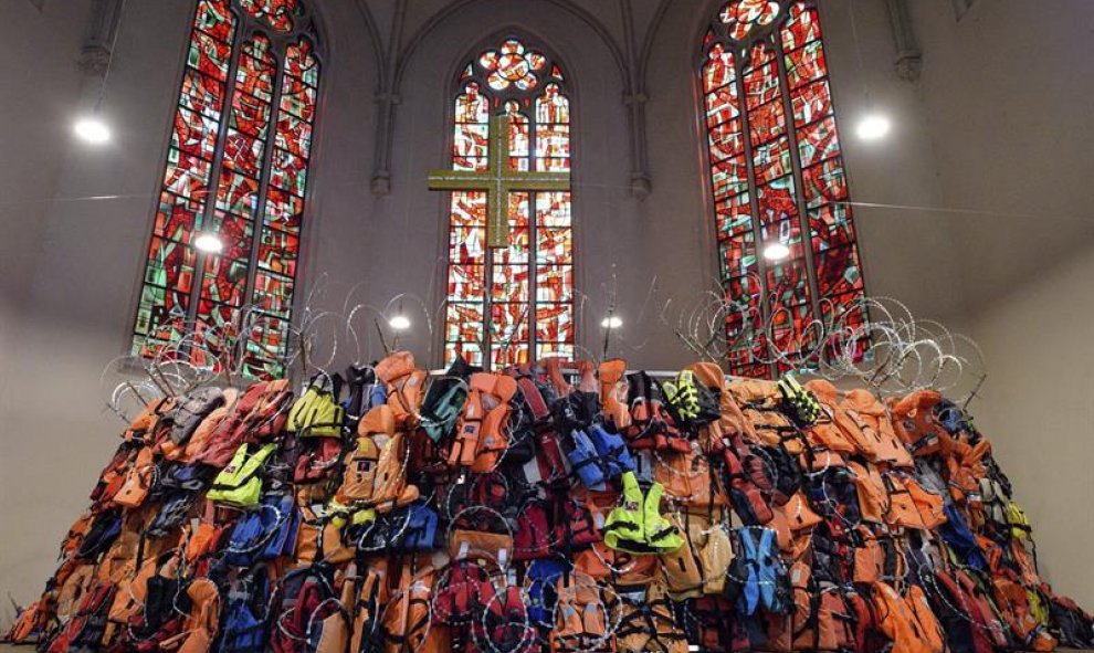 Una escultura llamada "una pared de chalecos salvavidas y sus historias" de los artistas Andrew Wakeford y Fred George se expone en la iglesia de San Juan en Saarbrücken, Alemania. EFE/Oliver Dietze