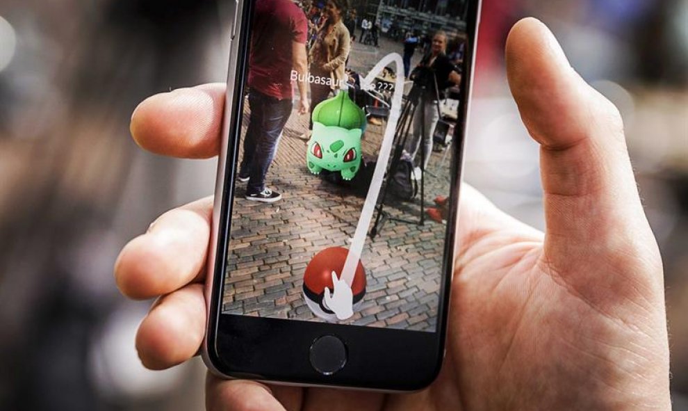 Un niño juega al nuevo videjuego de Nintendo Pokémon Go con su móvil en el Grote Markt en Haarlem, Holanda. EFE/Remko De Waal