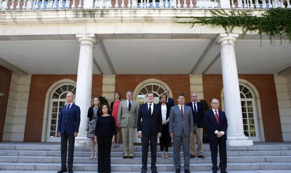 El presidente del Gobierno en funciones, Mariano Rajoy (c), y sus ministros han guardado hoy un minuto de silencio en el Palacio de la Moncloa por las víctimas del atentado anoche en Niza, al término de la reunión del Consejo de Ministros. EFE/Juan Carlos