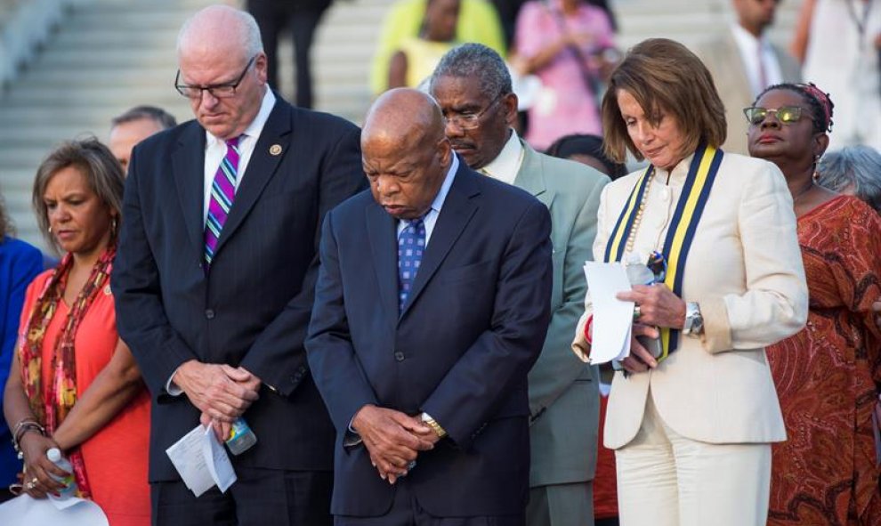Los congresistas demócratas estadounidenses Joseph Crowley de Nueva York (i), John Lewis de Georgia (c) y Nancy Pelosi (d) durante un momento de silencio por las víctimas del atentado en Niza, Francia hoy, 14 de julio de 2016, frente al Capitolio en Washi