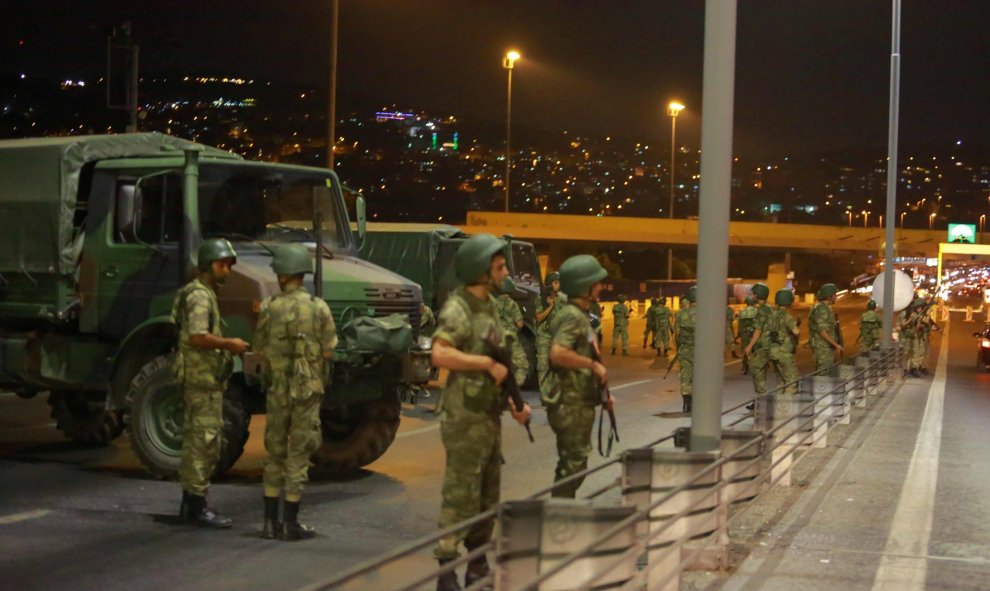 Militares turcos bloquan el acceso al puente del Bósforo, que comunica la parte europea de Estambul con el continente asiático. REUTERS/Stringer