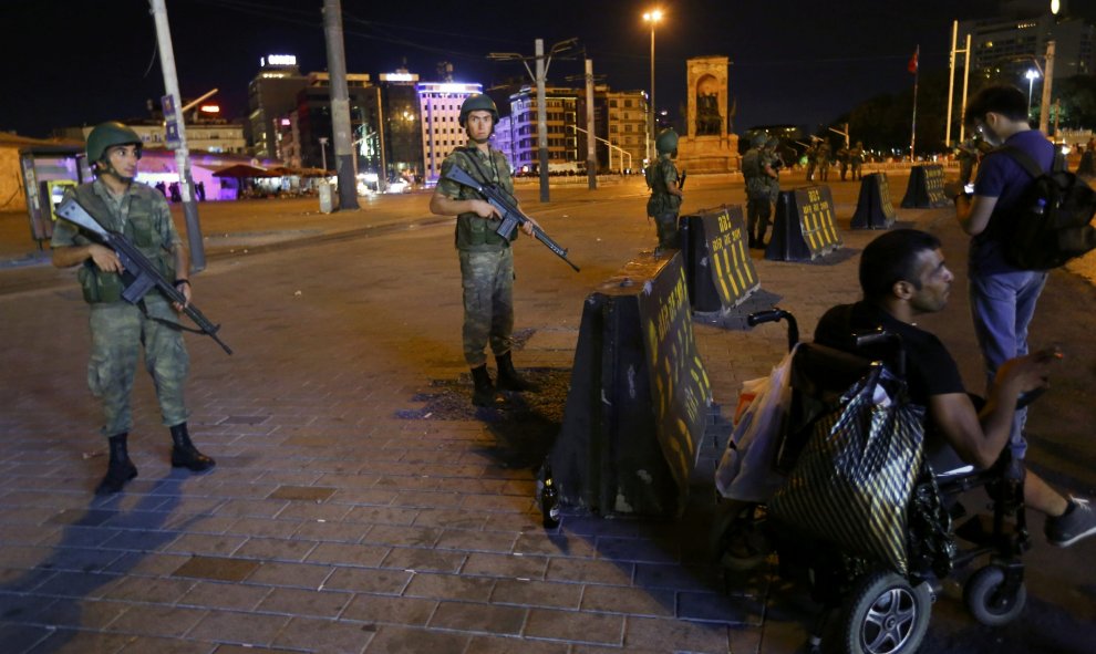 Militares turcos hacen guardia en la Plaza Taksim, en Estambul. REUTERS/Murad Sezer