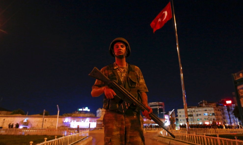 Un militar turco hace guardia en la Plaza Taksim Square en Estambul, Turquía. REUTERS/Murad Sezer