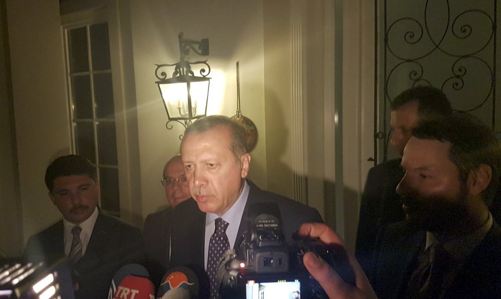 El presidente turco Tayyip Erdogan habla con la prensa en la localidad turística de Marmaris, Turquía, este 15 de julio. REUTERS/Kenan Gurbuz