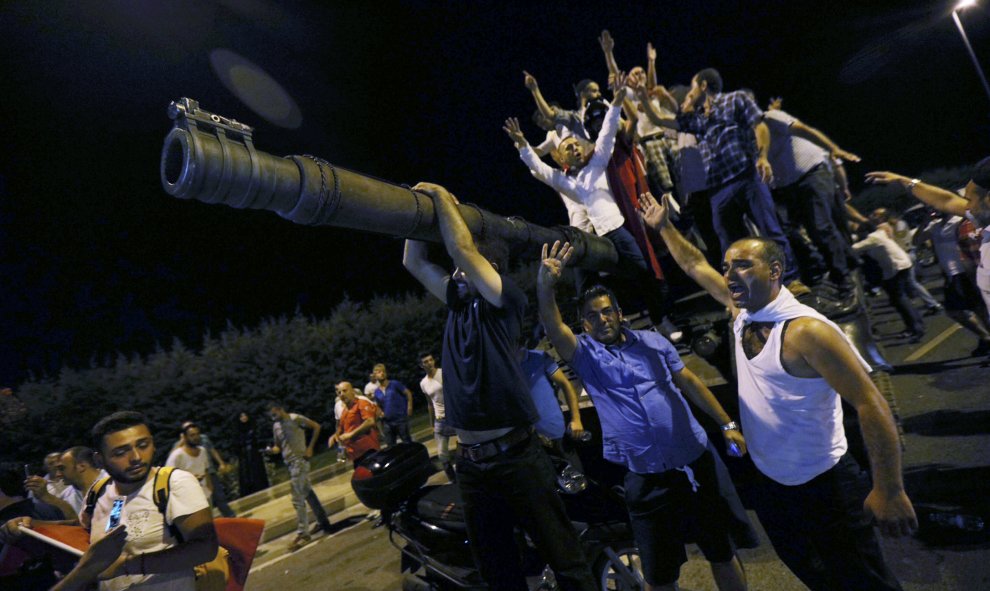 Ciudadanos turcos rodean un tanque del Ejército en el aeropuerto de Estambul, en Turquía. REUTERS/ALDEMIR