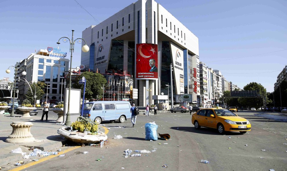 Un retrato del presidente turco , Tayyip Erdogan , cuelga en un edificio en Ankara , Turquía.- REUTERS / Tumay Berkin