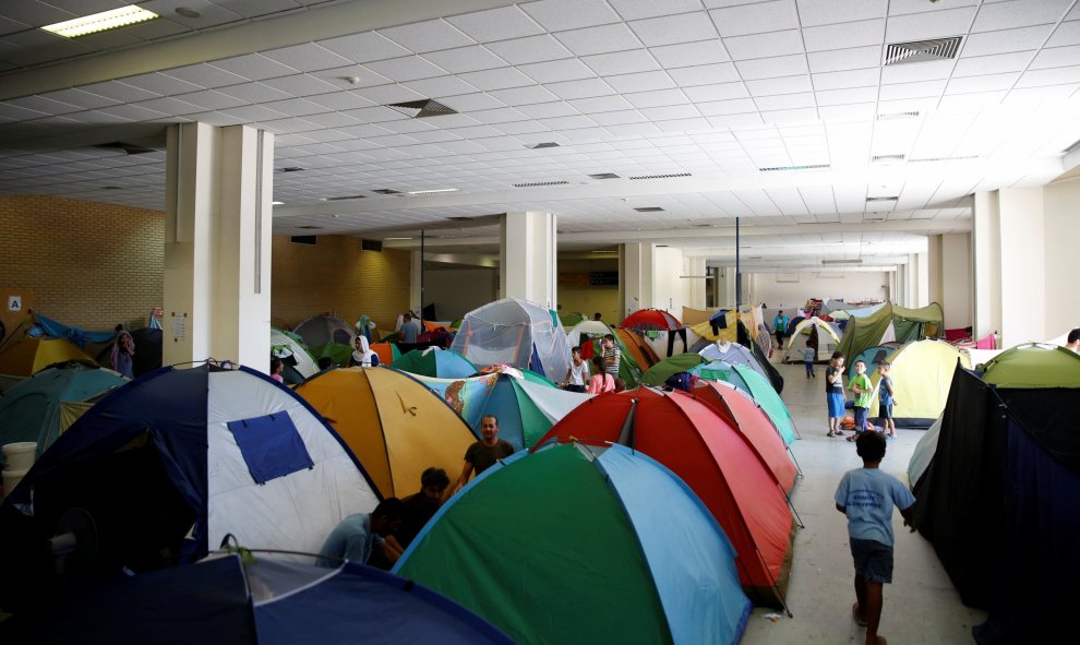 Tiendas de campaña en el aeropuerto de Hellenikon (Atenas) donde viven refugiados e inmigrantes