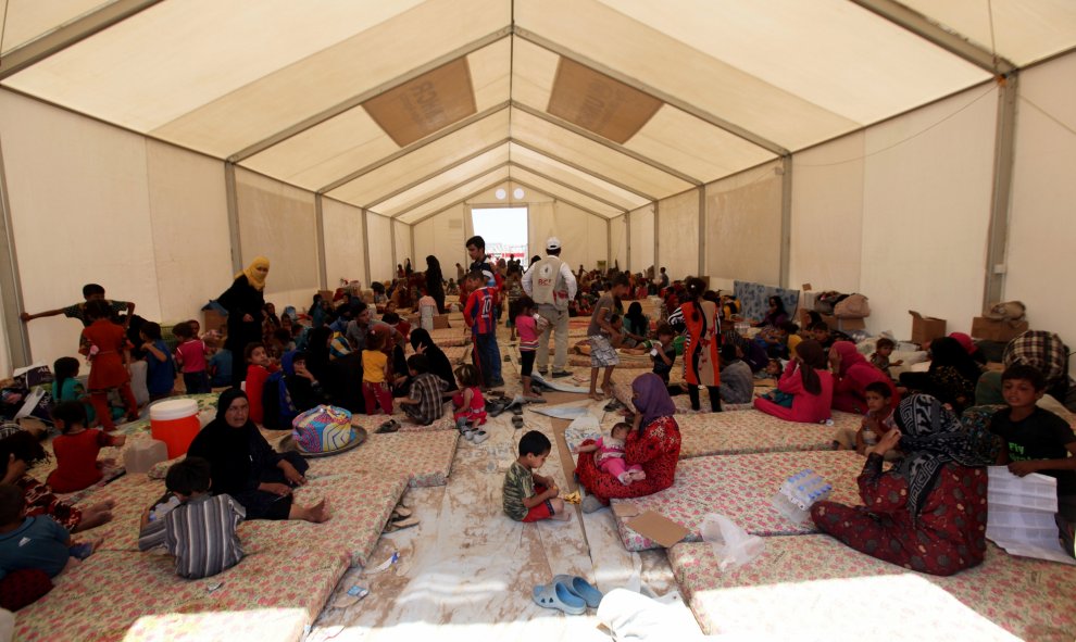 Los iraquíes desplazados que huyeron de Qayyara debido a la violencia del Estado Islámico se reúnen en un campo de refugiados en la zona Makhmour cerca de Mosul, Irak. REUTERS / Azad Laskari